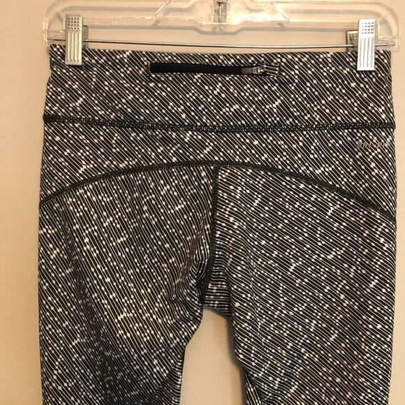 Nike Dri Fit Capri Leggings Womens Small Running Gym Yoga Meteor Black White - Picture 8 of 8